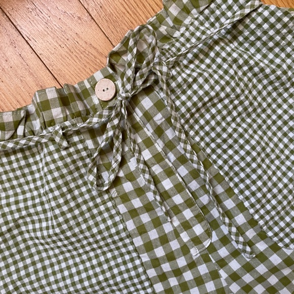 Fashion Union Exclusive tie front gingham beach shorts in olive check - Picture 2 of 4